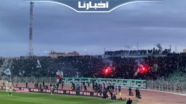 فرحة هستيرية للجماهير الوجدية بعد تسجيل المولودية لهدف التقدم في مرمى نهضة بركان